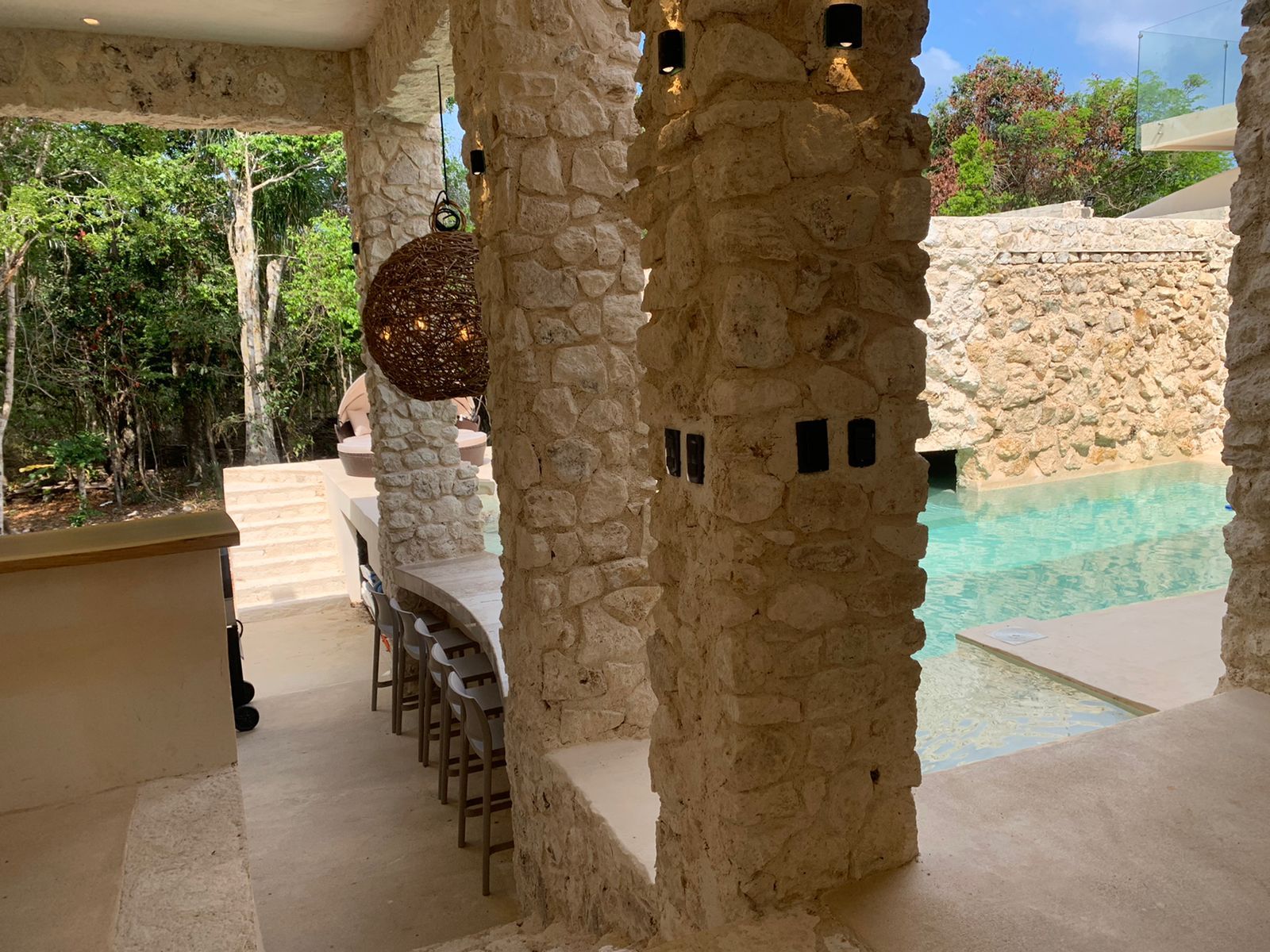 Exteriores de Villa Aaktun con vegetación tropical, Tulum